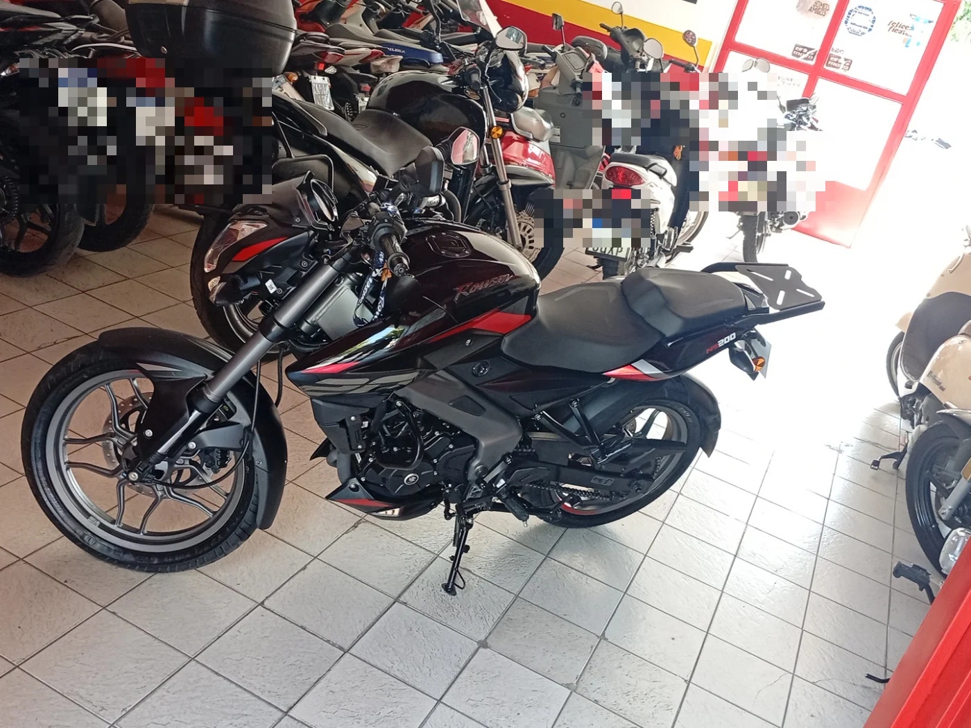 Interior de Carrizo Motos con motos de distintas marcas y cilindradas
