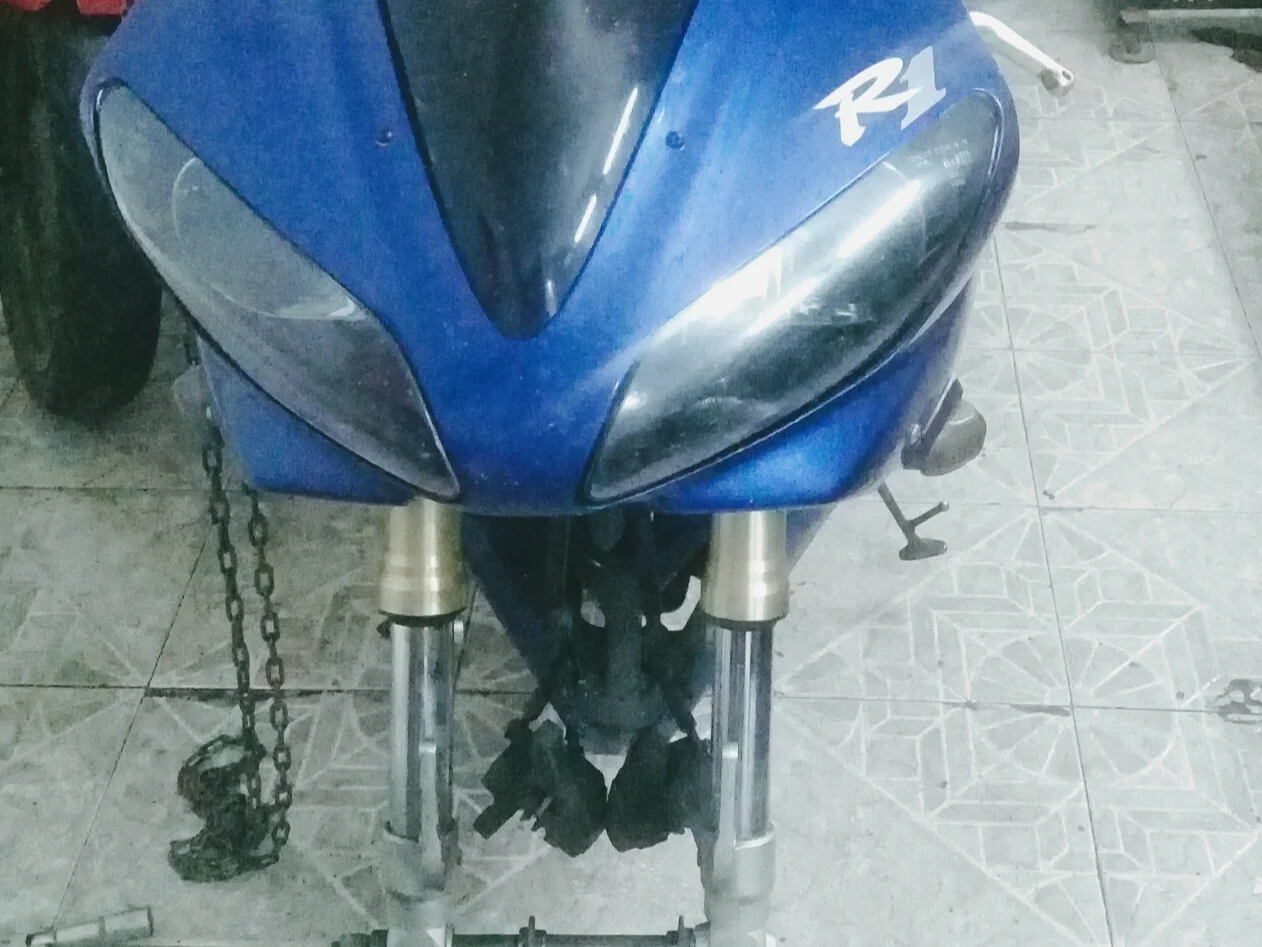 Yamaha R1 con el tren delantero desarmado para trabajar la suspensión